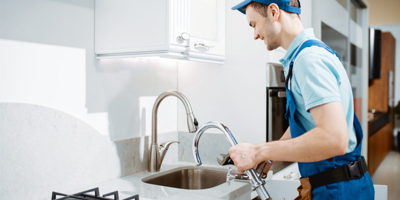 https://www.prattplumbers.com.au/wp-content/uploads/2022/03/5-Common-Mistakes-Everyone-Makes-while-hiring-Plumber-In-Palmyra-1280x640.jpg