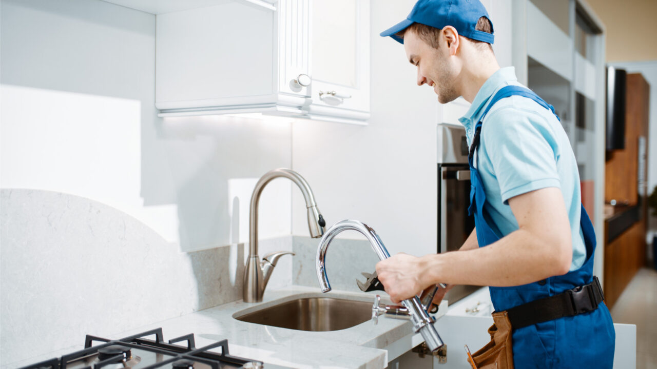 https://www.prattplumbers.com.au/wp-content/uploads/2022/03/5-Common-Mistakes-Everyone-Makes-while-hiring-Plumber-In-Palmyra-1280x720.jpg